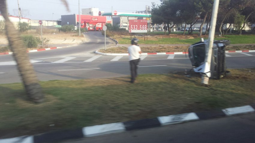 נהג נלכד ברכב שהתהפך בשד' בני ברית