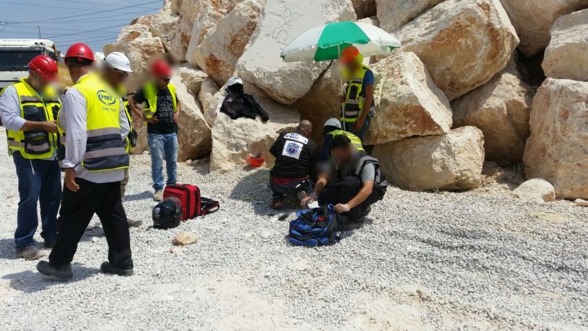 תאונה קשה: הולך רגל נפגע ממשאית