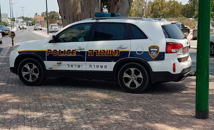 ניידת משטרה על המדרכה