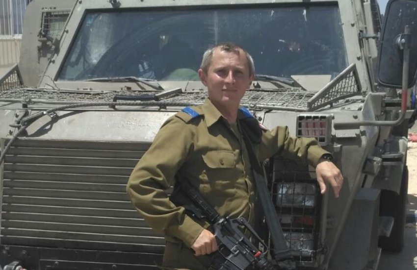 ד"ר ניקולאי קולייצ'ק עולה על מדים בגיל 30