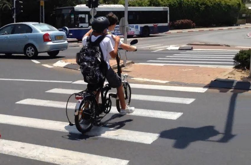 מדאיג: רוכבים על אופניים חשמליים בניגוד לחוק