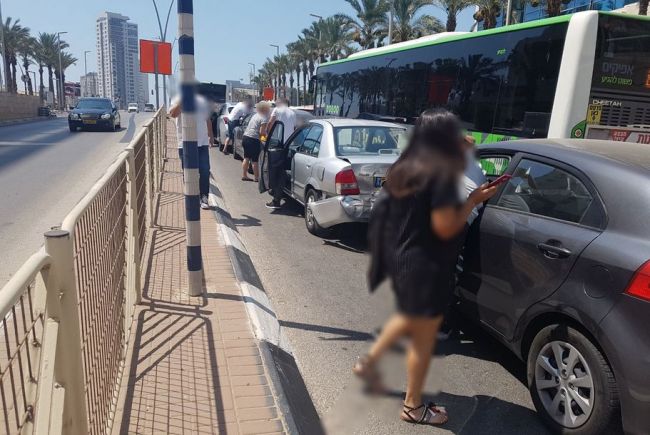 עומסים בעקבות תאונת שרשרת בשד' מנחם בגין