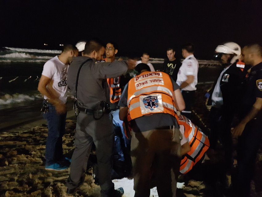 צפו: אדם טבע בחוף לידו מצבו מוגדר בינוני