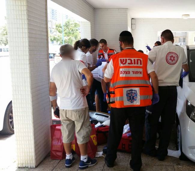 פעולות החייאה על צעיר שנמצא ללא דופק בתוך רכב באשדוד