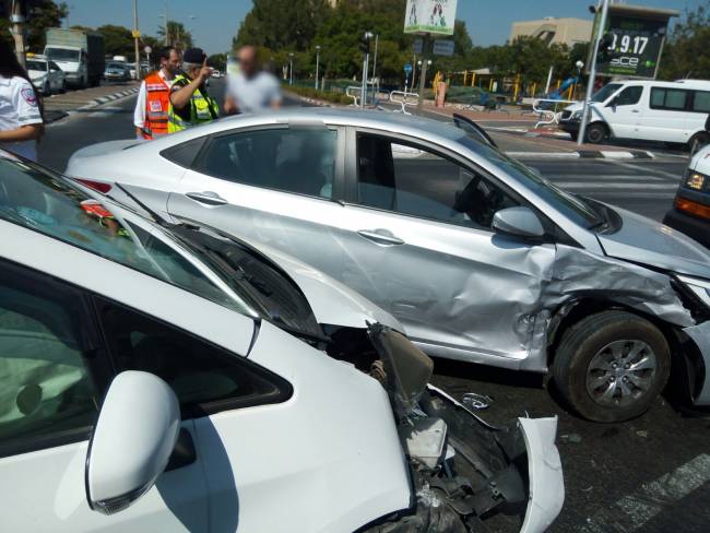 שלושה פצועים בתאונת דרכים בין שני רכבים באשדוד