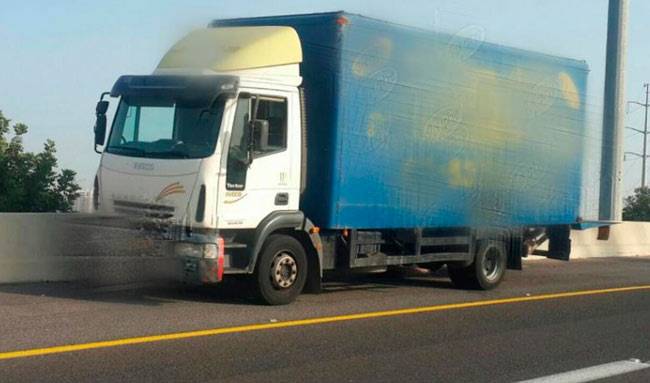 אשדודי נהג ללא רישיון במשאית והסיע נוסעים בארגז