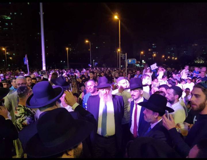 צפו: אלפי תושבי העיר חוגגים את שמחת תורה