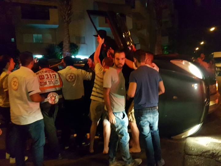 4 פצועים נלכדו ברכב שהתהפך בתאונת דרכים