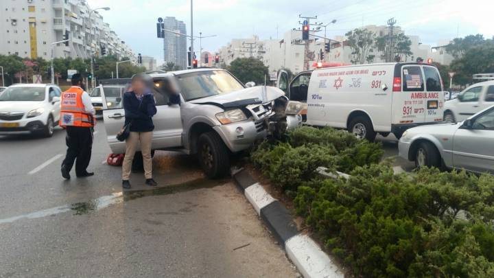 עקר עמוד תאורה תוך כדי נסיעה וגרם לפציעת נוסע