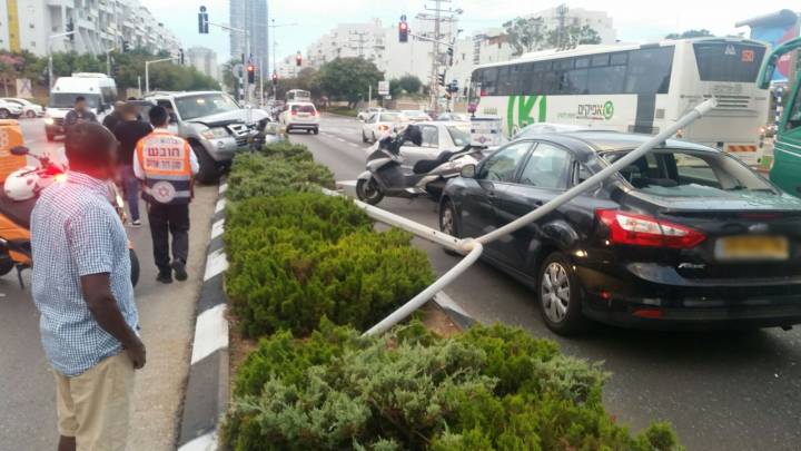 עקר עמוד תאורה תוך כדי נסיעה וגרם לפציעת נוסע
