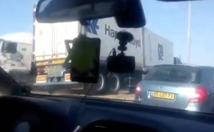 צפו: כך משאית עוקפת פקק תנועה בסמוך לנמל אשדוד