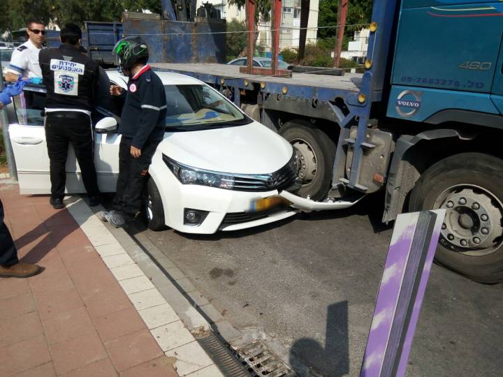 תאונה בין משאית לרכב - פצוע במקום