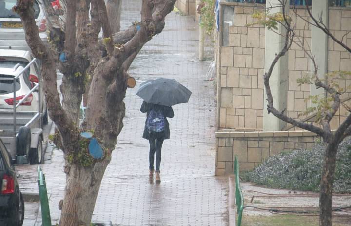 אישה עם מטריה