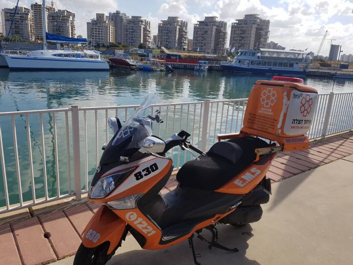 אדם טבע למוות במרינה לאחר שקשר משקולות לרגליו