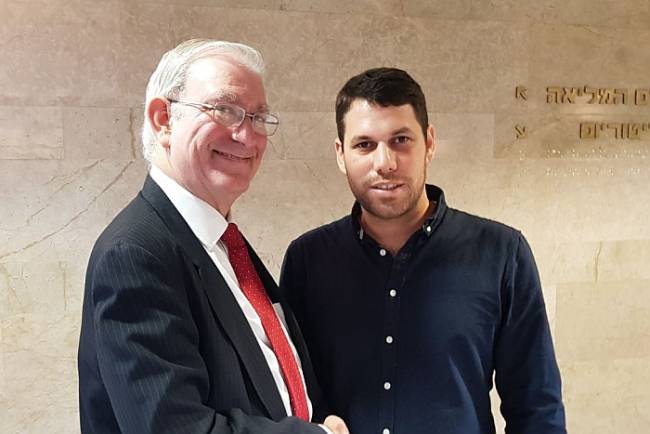 הישג למשה בן זקן: נבחר ליועץ הפוליטי של השנה
