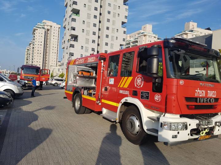 שריפה ברחוב האפרסמון - כוחות כיבוי והצלה במקום