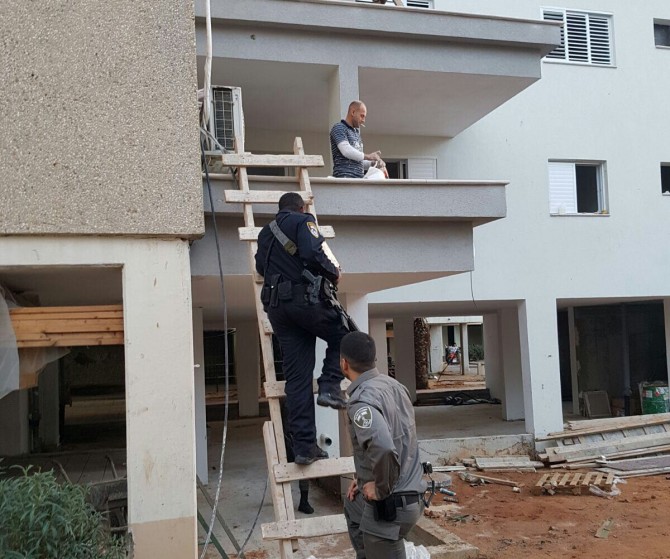 שב"חים עם מסמכים מזוייפים נעצרו בפשיטה של המשטרה ומג"ב