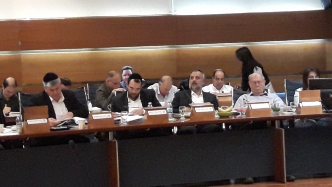 נאחז בכסא: עם כתב אישום על כתפיו - עמרם כנפו נגד אריה דרעי