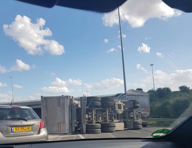 לידיעתכם: שיבושי תנועה בעקבות משאית שהתהפכה