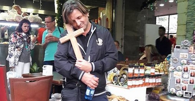 מעצב השיער המוכר מאשדוד הצטלם עם צלב וגרם לסערה ברשת