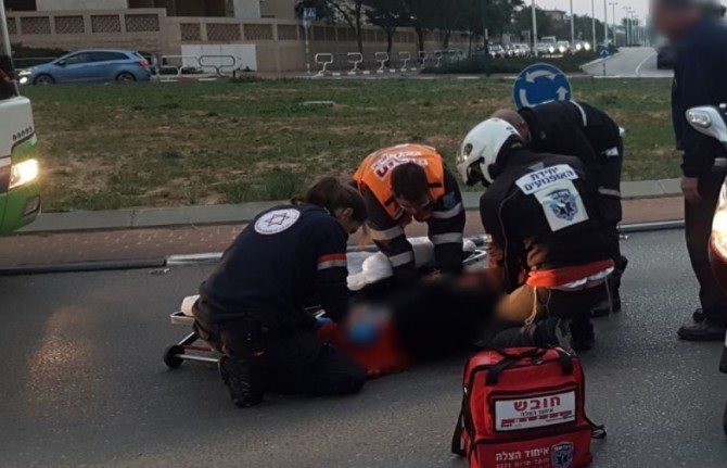 רוכב 'רולר-בליידס' נפצע בתאונת דרכים הבוקר
