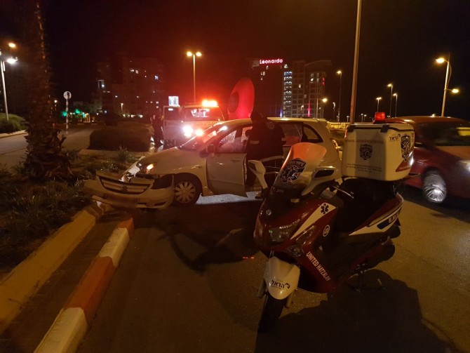 נהג רכב פגע בקיר הפרדה ונפצע בתאונה באשדוד