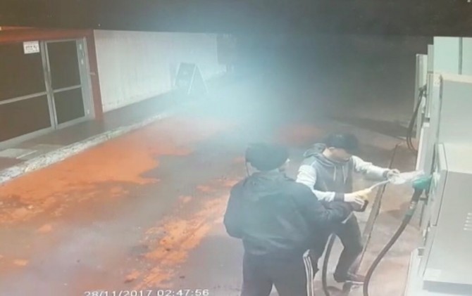 כתב אישום: מלאו בקבוקי דלק והעלו באש חנות בגדים באשדוד