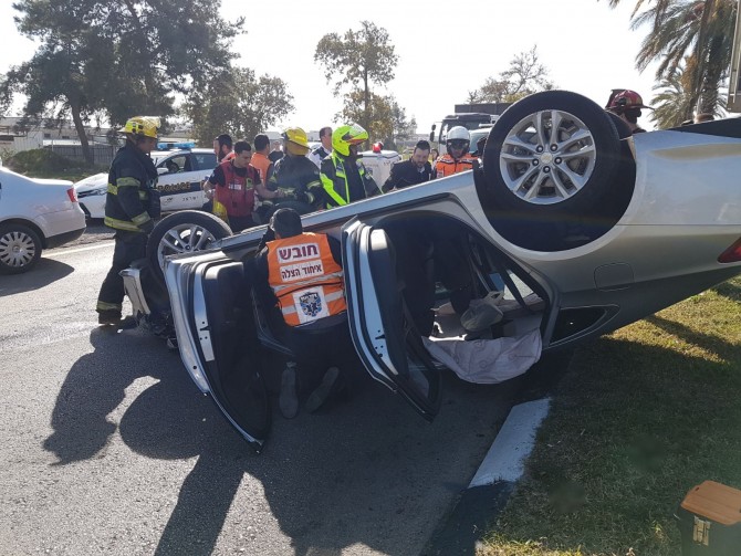 רכב התהפך בתאונה עם משאית באשדוד - פצועים במקום