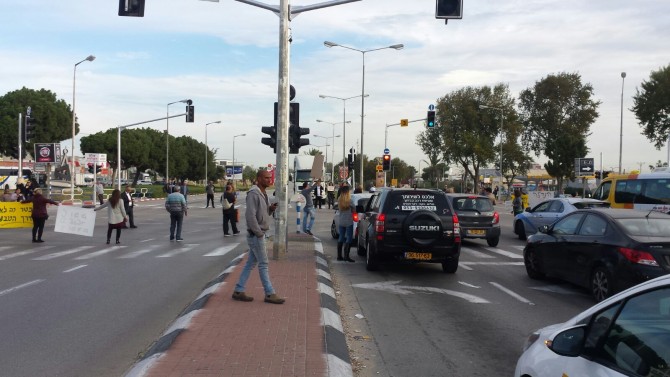 צפו: עובדי טבע חוסמים ציר תנועה מרכזי באשדוד