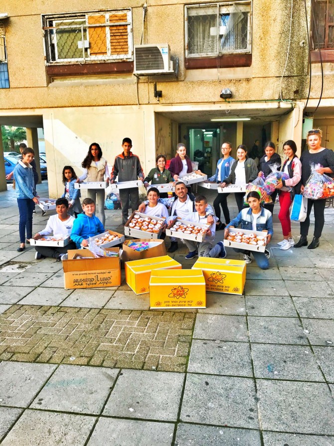 איציק איטח ומתנדביו המשיכו את מסורת החנוכה בבתי החולים