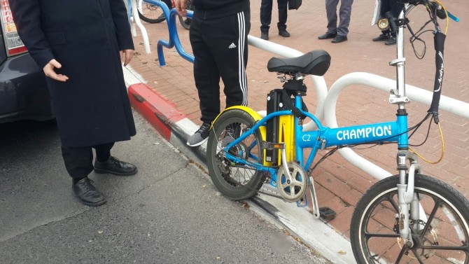 רוכב אופניים חשמליים נפצע בתאונה
