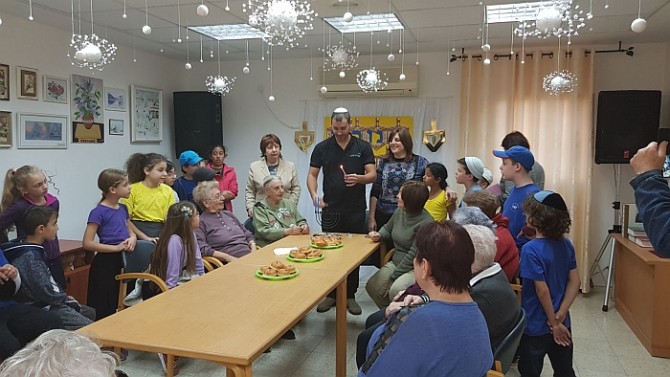 תלמידי "עילית שובו" ומינהלת רובע א' שימחו את דיירי ההוסטל ברובע