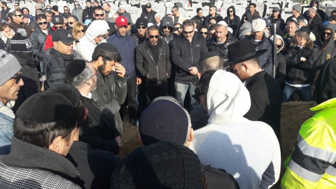 אלפים הגיעו לבית העלמין באשדוד בכדי ללוות למנוחות את איתי מור