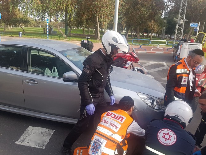 רכב פגע בעוצמה ברוכב אופניים חשמליים שנפצע