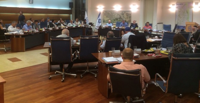 זה ממשיך: מלחמת השבת מגיעה לתוך בניין העירייה