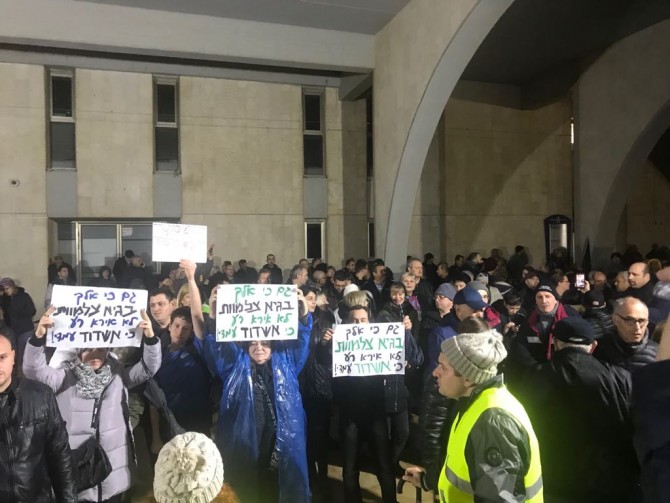 למרות מזג האוויר: הפגנה נוספת מול בניין העירייה