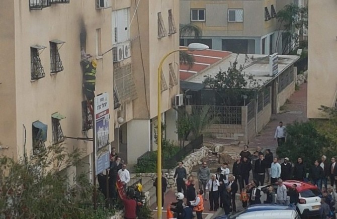 צפו בתיעוד מרגעי הדרמה בשריפה בדירה ממנה השליכה האם את ילדיה