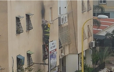 צפו בתיעוד מרגעי הדרמה בשריפה בדירה ממנה השליכה האם את ילדיה