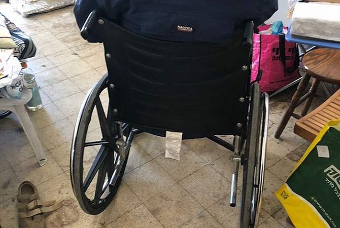 קטוע רגל ערירי כבן 70 חי בבית הרוס ובזוהמה שלא נוקתה במשך עשור