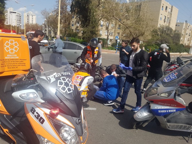 רוכב אופנוע נפצע בתאונה עם רכב פרטי
