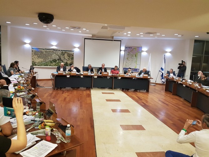 ישיבת מועצה סוערת במיוחד בבניין העירייה