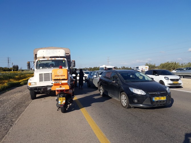 עומסי תנועה כבדים בעקבות פגיעת משאית ברכב - פצועה במקום