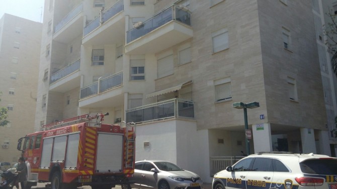 בין שמים וארץ: כלב נתקע במשך שעות בסורג מרפסת באשדוד
