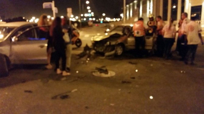 שלושה פצועים בתאונת דרכים בין שני רכבים באשדוד