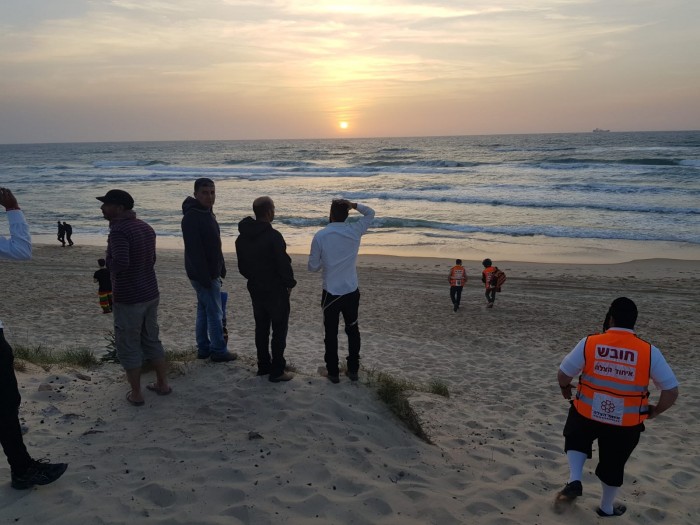 סריקות בחוף הים בעקבות דיווח על שני אנשים שנסחפו