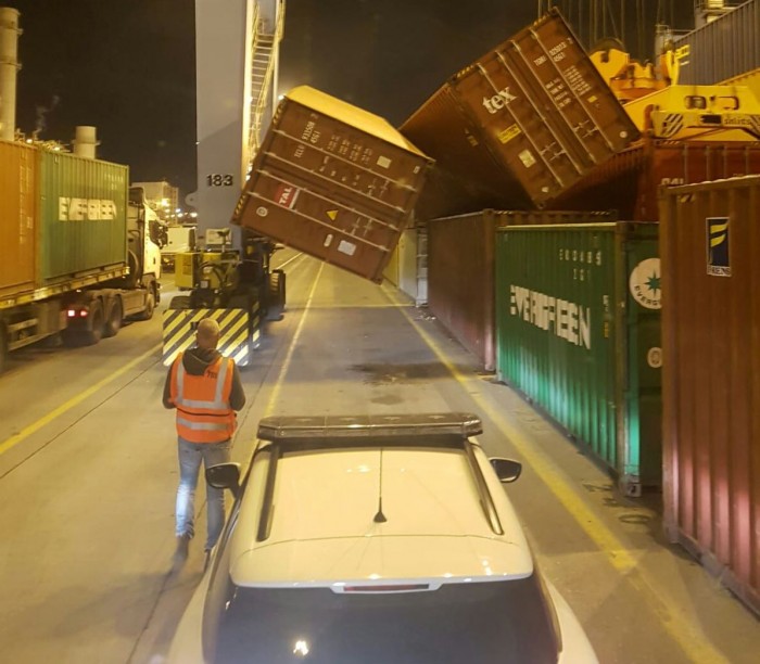 מכולות קרסו בעת פריקה מאוניה בנמל אשדוד בנס לא נפגע איש
