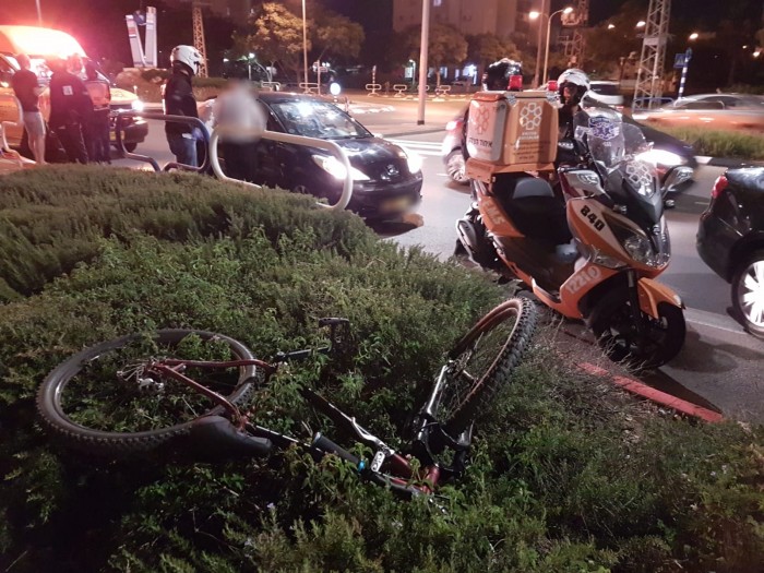 צעיר שרכב על אופניים נפצע בינוני מפגיעת רכב עוצמתית