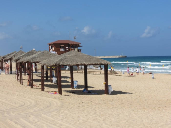 סוכות בחוף הים