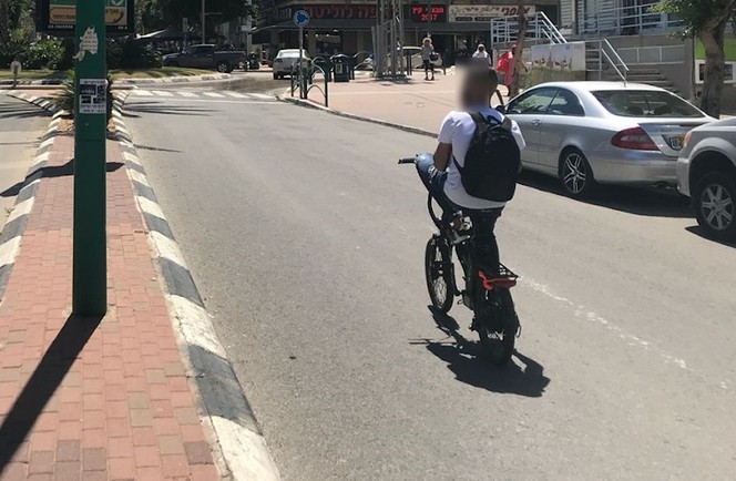 אור ירוק: כמה רוכבים על אופניים חשמליים בצורה מסוכנת?