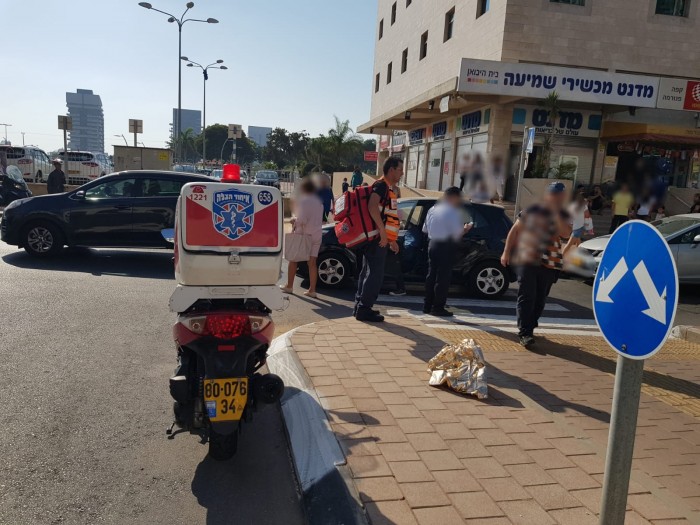 רכב פגע בעוצמה בצעירה הולכת רגל שפונתה לבית החולים